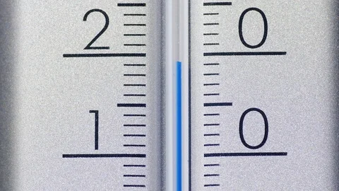 The temperature decreases on the scale of the thermometer, the global cooling 库存影片 100906557