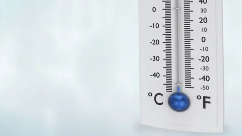 Temperature decreases on thermometer while the camera moves down. 库存影片 80641820