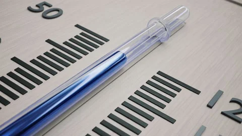 Temperature dropping in wooden thermometer. 库存影片 119695010