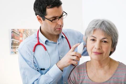 Temperature elderly person Foto stock