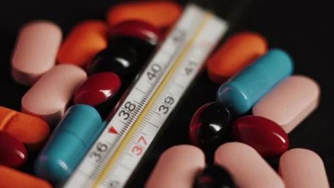 Temperature Increase and Decreases on a Thermometer Black Background Close U 库存影片 199972397