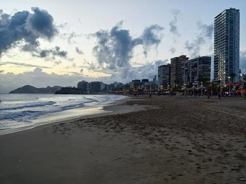 Tempestuous seaside panorama, Clouds loom over choppy seas with deserted li.. Foto stock