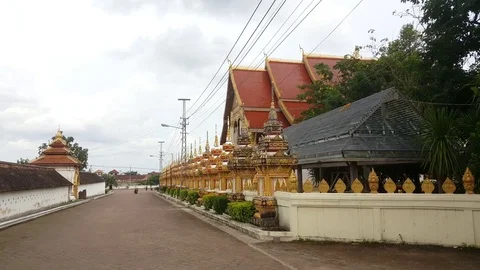 Temple and temple grounds, people walk, Pha That Luang, Vientiane, Laos Vídeos de archivo 75020030