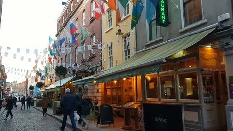 Temple Bar district in Dublin - an awesome place - DUBLIN / IRELAND - MARCH 21, Video stock 87704980