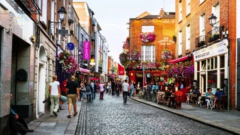 Temple Bar quarter, Dublin, Ireland. Time-lapse with people Stock Footage