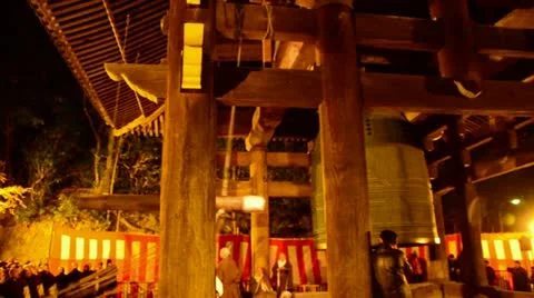 Temple bell ringing at Chion-in in Kobe at new years eve with monks Stock Footage 12440431