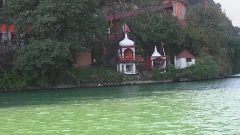 Temple Between Flowing River and Majestic Mountains in India 库存影片 337624061