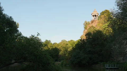 Temple de la Sibylle on High Cliff Peak Framed by Trees at Parc des Buttes-Chaum 库存影片 338383852