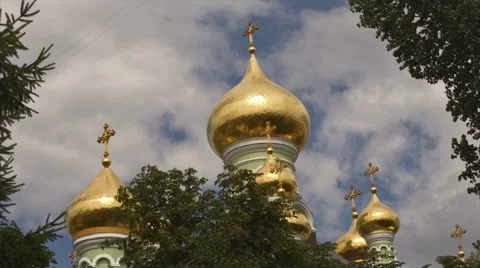 Temple domes in Kiev and clouds Видео 49610288