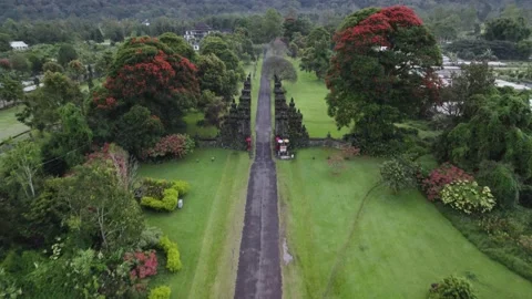 A temple gate in Indonesia, Bali Stock Footage 194413162
