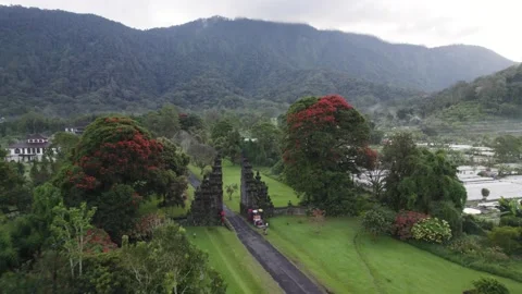 A temple gate in Indonesia, Bali Stock Footage 194413855
