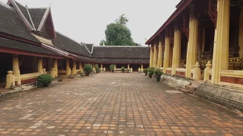 Temple grounds, rooftops, columns, tiled floor, Sisaket Museum, Vientiane, Laos Видео 75559203