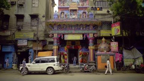 Temple in India with traffic passing in front Video stock 96152650