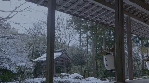 Temple in Kyoto with snow Vídeo Stock 84457073