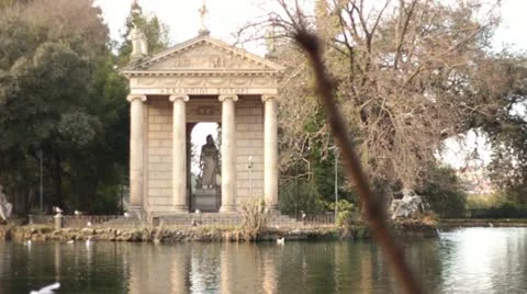Temple on lake Vídeos de archivo 21961573
