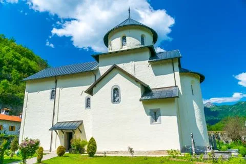 The temple of Monastery Moraca is located in the canyons of the river. Monten Foto stock