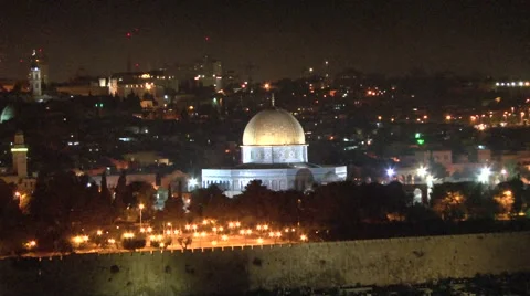 Temple Mount, Dome of the Rock &amp; Jerusalem Old City Walls - at night Video stock 49761865