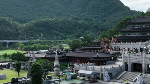 Temple in the mountain, temple in the forest Видео 306033912