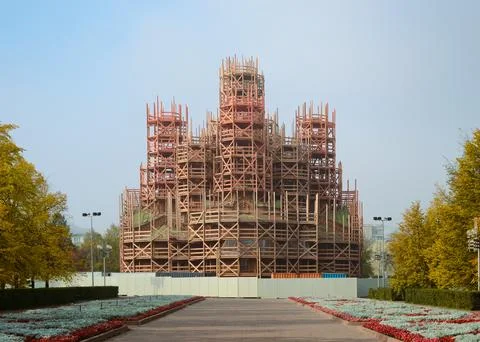 The temple under reconstruction in the park is surrounded by scaffolding Foto stock