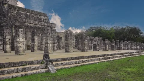 Temple of the warriors timelapse at chichen itza, mexico Stock Footage 337298815
