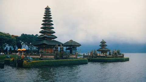 Temple by the water with cloudy sky in bali 스톡 동영상 139812640