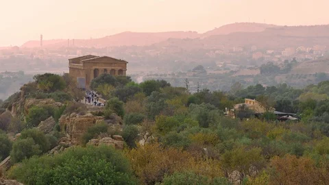 Temples in Valle del Templi, Sicily. Old temples - famous landmark of Sicily. Vidéo 96619087