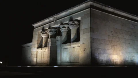 Templo de Debod. A building with a lot of pillars and a large entrance Vídeos de archivo 325666111