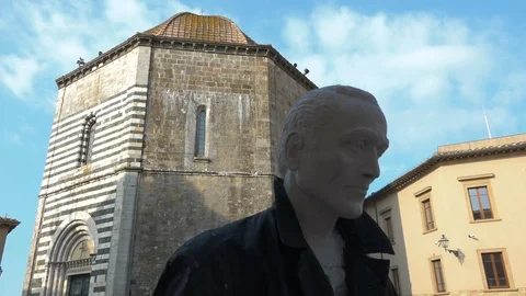 Temporary art installation in front of ancient baptistery of San Giovanni Video stock 97540674