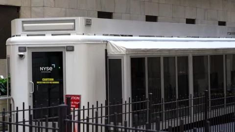 Temporary Security Facility Near the New York Stock Exchange. Stockbeeldmateriaal 336289962