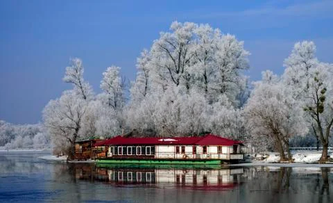 Temporary structure of white under the red roof near the river shore of the.. Foto stock