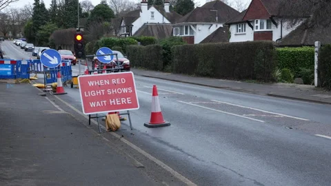 Temporary traffic lights on busy road. Traffic is flowing on right lane only. 库存影片 233174903