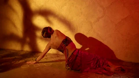 Tempting concubine in harem is dancing oriental dance, lying on floor and moving 스톡 동영상 194715450