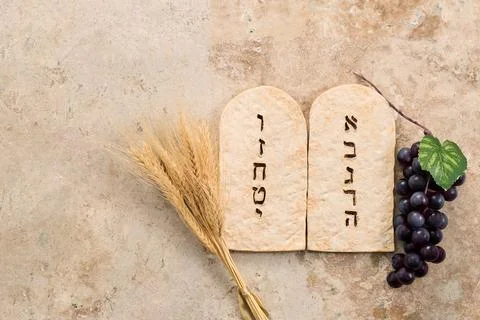 Ten commandments tablets with wheat and grapes for shavuot Foto stock