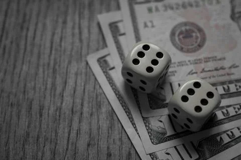 Ten Dollar Bills and game dice Foto stock