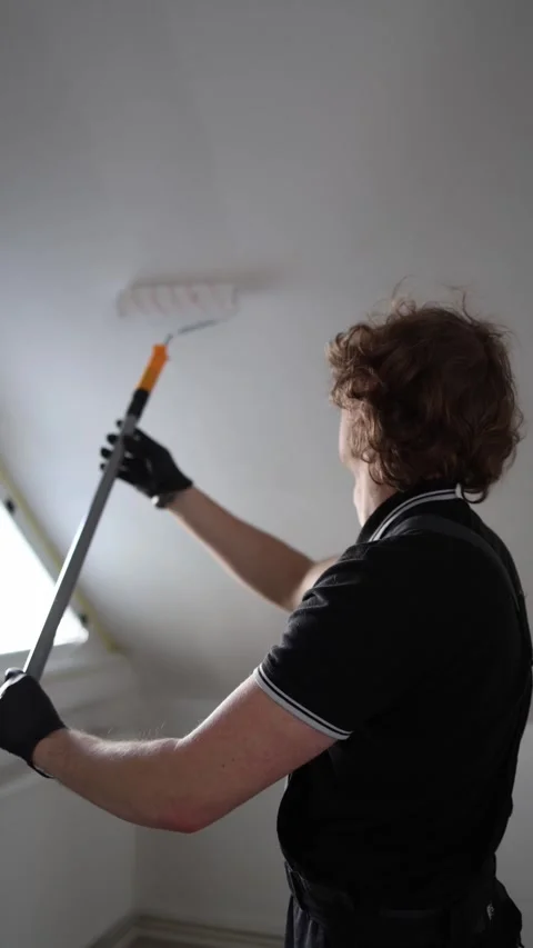 Tenant repainting apartment before checkout 動画素材 334592508