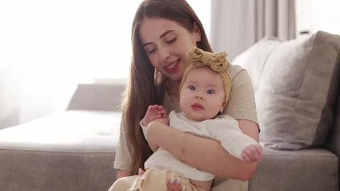 Tender moment between mother and baby, capturing love and connection in a cozy Vidéo 340589863