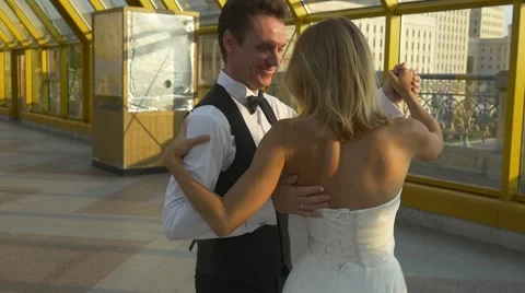 Tenderness of wedding dance in a big hall Video stock 67618448