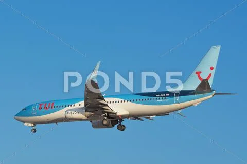 TENERIFE, SPAIN - AUGUST 10: Tui Boeing 737 is landing at Tenerife South airp Stock Photos