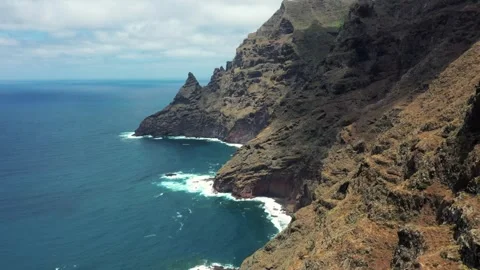 Tenerife tall cliffs approaching Baja de La Goleta near Bajamar 스톡 동영상 330272076