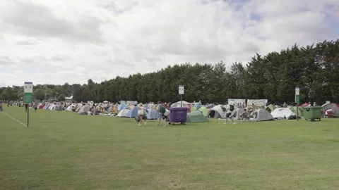 Tennis fans wait in overnight queue for Wimbledon 動画素材 337831307