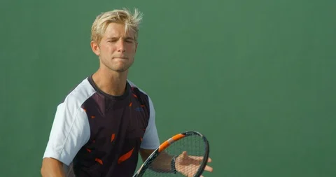 A Tennis Player makes a backhand return in slow motion. Vídeos de archivo 85526268