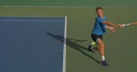 Tennis Player makes great Return. 库存影片 71997191