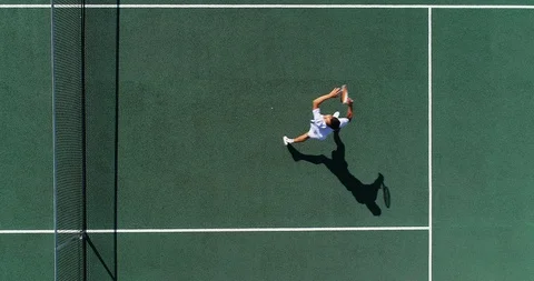 A Tennis Player running back to play a shot hits and celebrates. Vídeo Stock 115980973