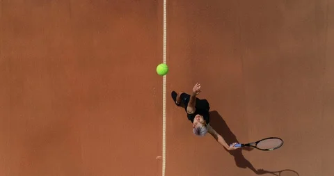 A Tennis player serves from above on a clay court. Vídeos de archivo 115985053