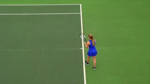 Tennis Player Serves in Slow Motion. Vídeo Stock 71709732