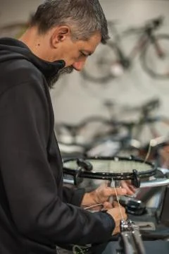 Tennis stringer doing racket stringing Stock-Fotos