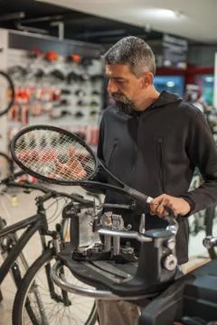 Tennis stringer doing racket stringing Stock-Fotos