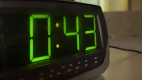 Tense Midnight Routine: Alarm Clock Updates Time With Sharp Plastic Clicks Vídeo Stock 328796133