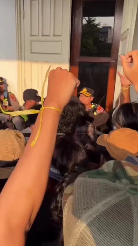 Tense Scuffle Between Student Protesters and Line of Riot Police Stockbeeldmateriaal 348288882