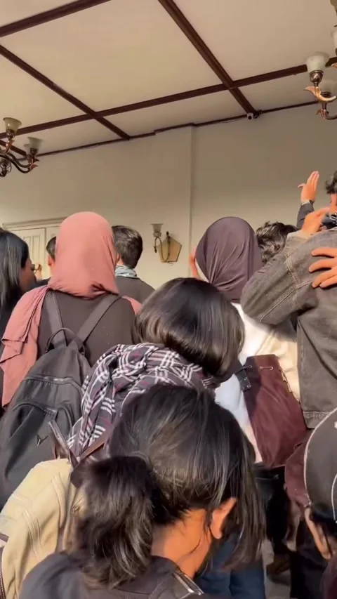 Tense Scuffle Between Student Protesters and Line of Riot Police Stockbeeldmateriaal 348289099